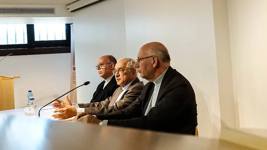 Die-Bischoefe-Jose-Ornelas-Carvalho-und-Virgilio-do-Nascimento-Antunes-sowie-der-Pater-Manuel-Barbosa-bei-der-Pressekonferenz-zum-Abschluss-der-Bischofskonferenz-in-Fatima-Portugal
