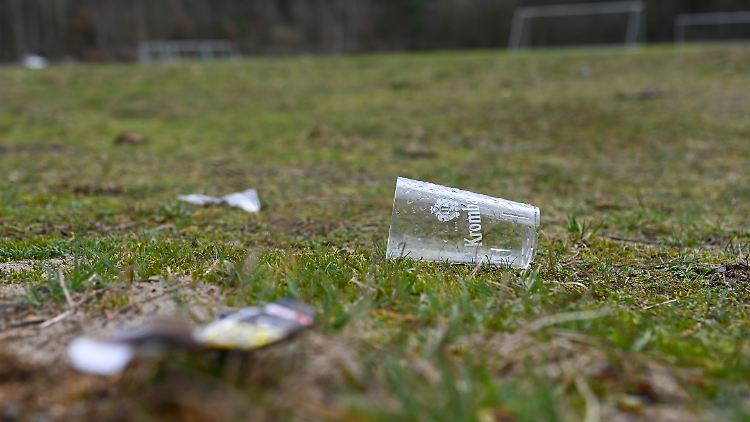 Die 19-Jährige wurde auf einer Wiese hinter einem Vereinsheim gefunden. Sie starb später im Krankenhaus. 