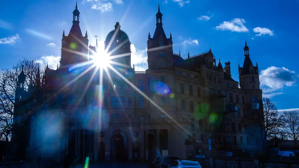 Die-Sonne-scheint-hinter-den-Tuermen-des-Schweriner-Schlosses