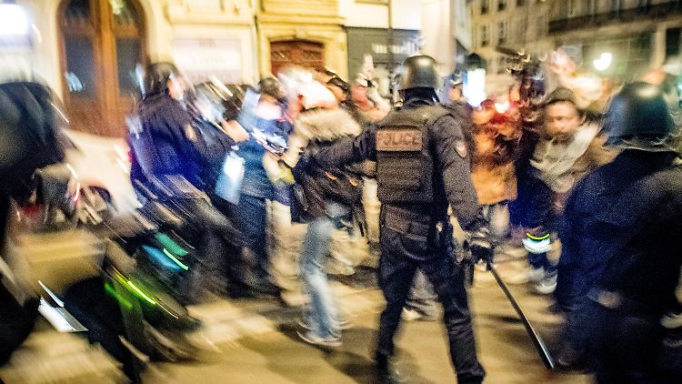 Die Proteste gegen die Rentenreform halten auch nach den überstandenen Misstrauensanträgen gegen die französische Regierung an.