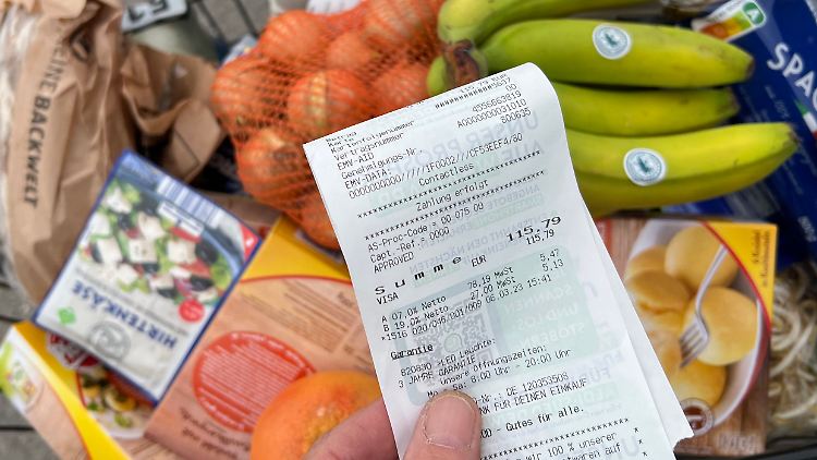 Beim Einkauf im Supermarkt müssen die Verbraucher momentan besonders für Gemüse mehr bezahlen als vorher.