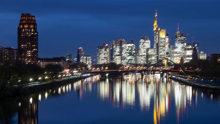 Banken und Versicherer dürften deutlich weniger verdienen.