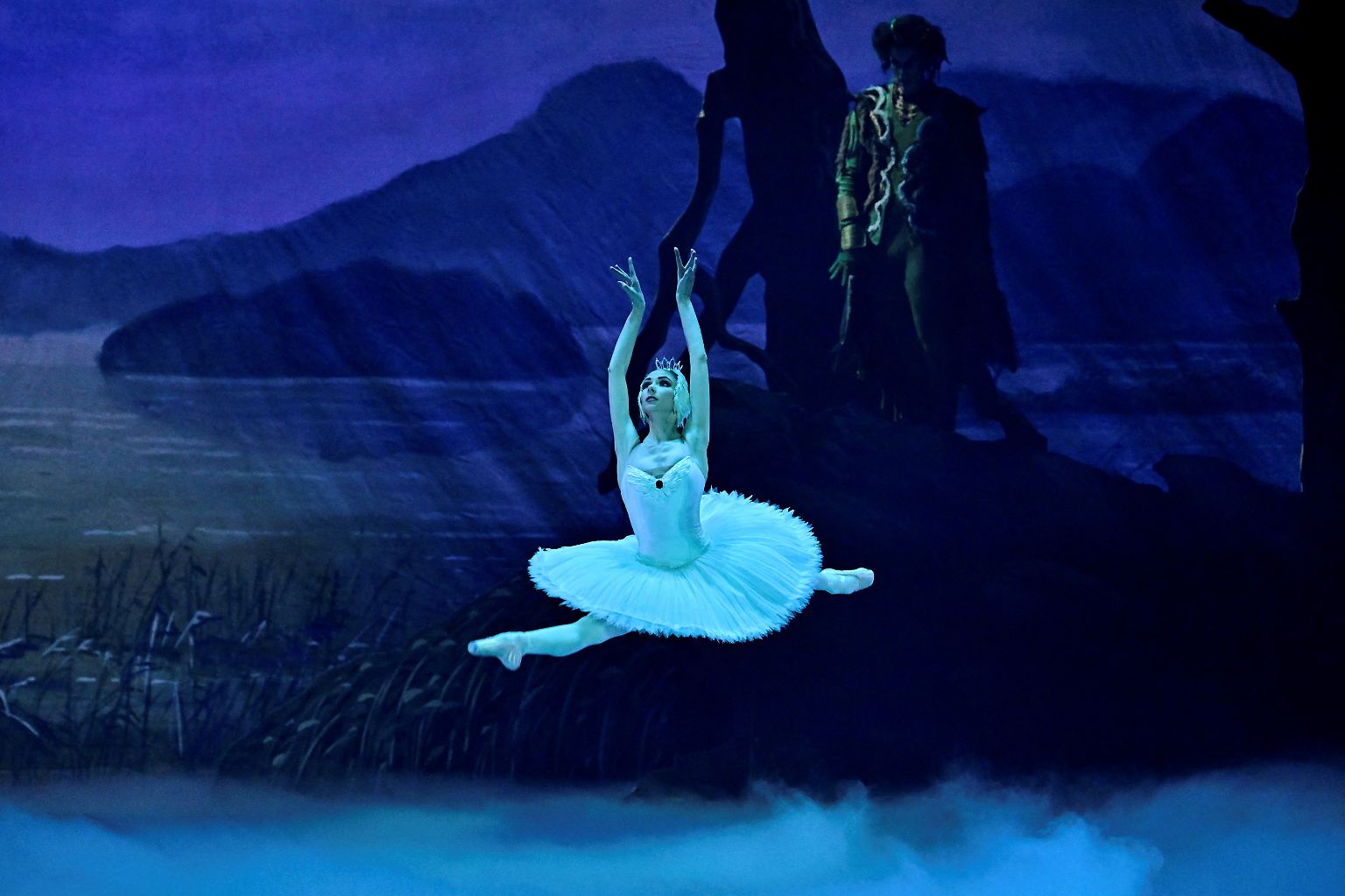 Als die Lichter in der Ungarischen Staatsoper von Budapest langsam ausgehen, schwebt die ukrainische Ballerina Ganna Muromtsewa in der Hauptrolle von Tschaikowskys Ballett "Schwanensee" mit flatternden Armen in die Höhe.