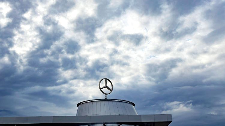 Die Staatsanwaltschaft Stuttgart erklärte, es gehe um den Vorwurf der "gewerbsmäßigen Bestechung und Bestechlichkeit im geschäftlichen Verkehr".