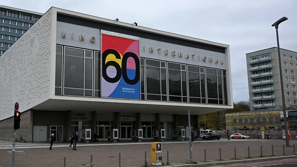 Das-Kino-International-an-der-Karl-Marx-Allee-weist-mit-einem-neuen-Plakat-an-seiner-Fassade-auf-sein-60-Jubilaeum-hin-Das-Kino-war-das-wichtigste-Premierenkino-der-DDR-Es-steht-vor-einer-grossen-Sanierung