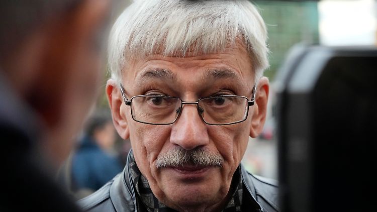 Nachdem Memorial 2022 den Friedensnobelpreis bekam, sagte Oleg Orlow, er empfinde "ständigen Schmerz und Scham angesichts der Gräuel, die die (russische) Armee in einem souveränen Nachbarland verübt".