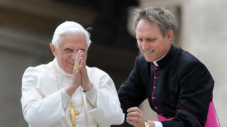 Gänswein war über Jahre und bis zum Tod von Benedikt XVI. dessen Privatsekretär. Jüngst veröffentlichte er ein Buch über sein Leben mit diesem.