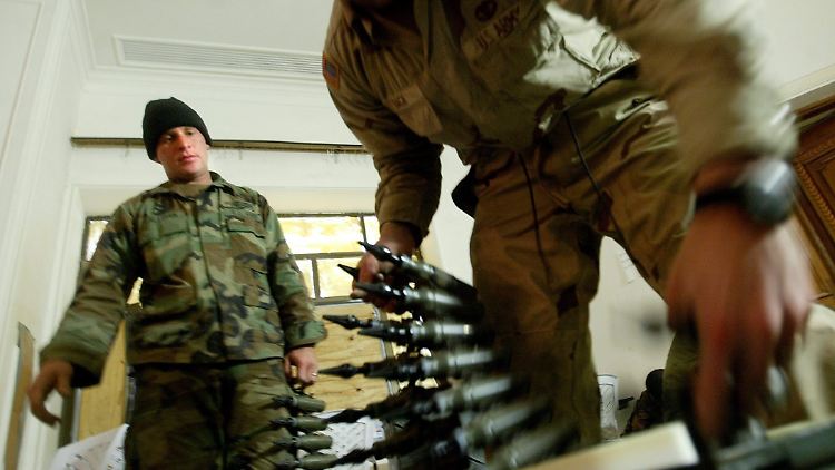 US-Soldaten verpacken 2004 Munition mit abgereichertem Uran im Irak (Archivbild).
