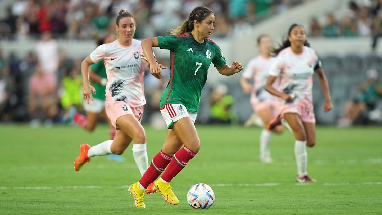 Scarlett Camberos im Trikot der mexikanischen Nationalmanschaft in einem Spiel gegen den FC Angel City.