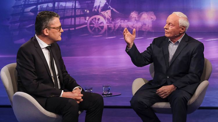 "Die Propaganda, dass Russland nicht verhandeln will, ist falsch", sagt Oskar Lafontaine (r).