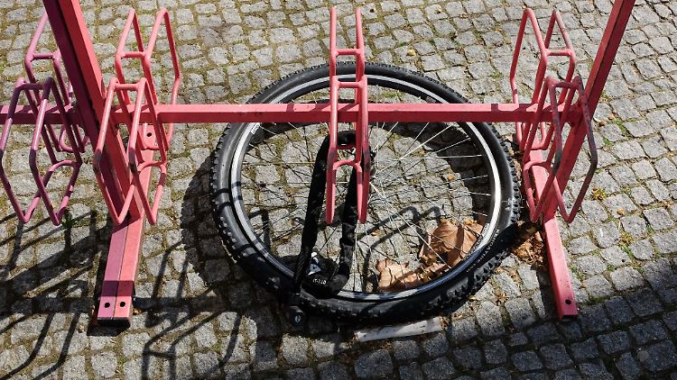 Wer sein Fahrrad nicht richtig abschließt, setzt die Leistungen der Diebstahlversicherung aufs Spiel. Manche Gesellschaften machen sogar Vorgaben zu Marke oder Mindestpreis eines zu verwendenden Schlosses.