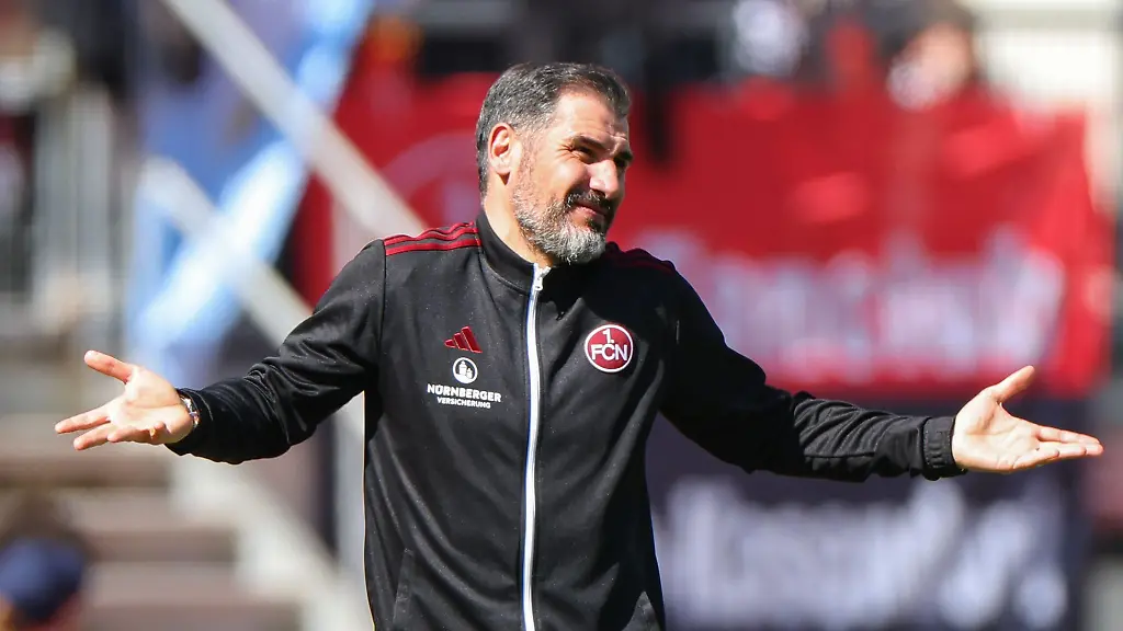 Der-Nuernberger-Trainer-Cristian-Fiel-reagiert-auf-den-Spielverlauf