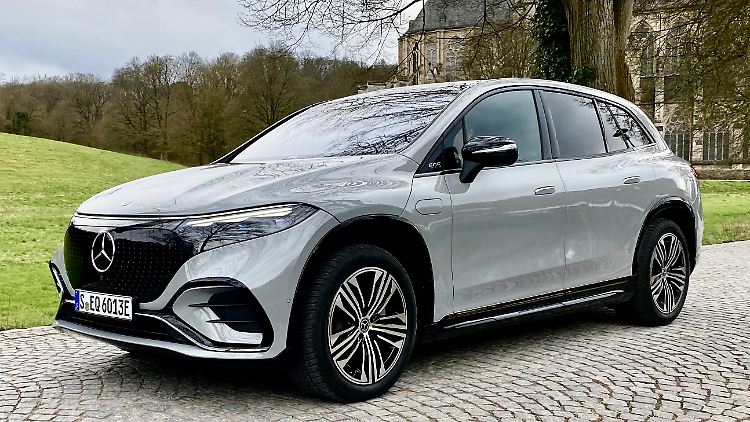 Um die kleinen Mercedes-Sternchen im schwarzen EQ-Paneel zu sehen, muss man schon nah rangehen.