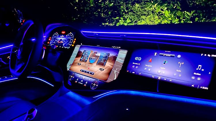 Schon mal so viel Display in einem Auto gesehen? Vielleicht in einem anderen Mercedes. Auch EQE- und EQS-Limousine haben auf Wunsch den Hyperscreen.
