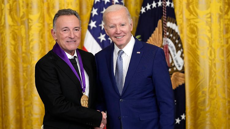 "Seine Musik feiert unsere Triumphe, heilt unsere Wunden und gibt uns Hoffnung, indem sie den unnachgiebigen Geist dessen einfängt, was es bedeutet, Amerikaner zu sein", sagte Biden über Springsteen.