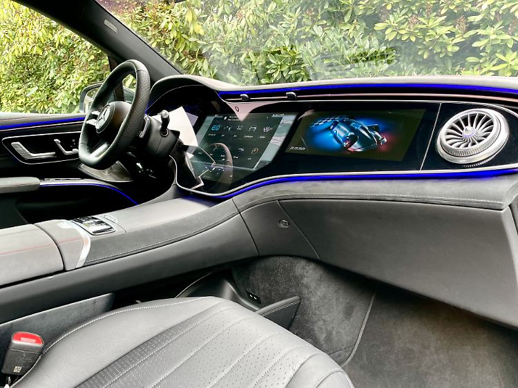 Alles, was es heutzutage zum glücklichen Autofahrerleben braucht, findet sich im EQS SUV: Ablagefläche, massenhaft Display und USB-C-Anschlüsse.