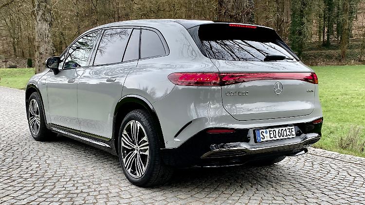 Das Zusammenspiel der Lackierung Uni-Grau (Mercedes-O-Ton: Manufaktur Alpingrau Uni) mit den Zierelementen im funkelnden Hochglanzschwarz gelingt perfekt.