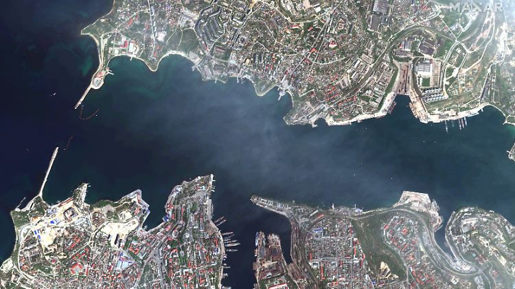 Die im April 2022 zur Verfügung gestellte Satellitenaufnahme zeigt den Hafen von Sewastopol auf der Krim.