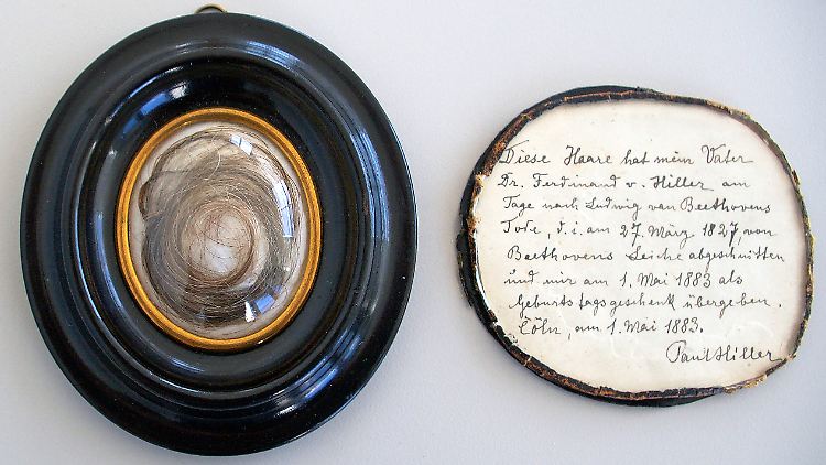 Eine angebliche Locke Beethovens, von der Ferdinand Hiller behauptete, sie ihm einen Tag nach seinem Tod abgeschnitten zu haben, in einem Medaillon im Max-Planck-Institut - bei den Untersuchungen wurde sie jetzt aber als nicht zu Beethoven gehörig erkannt.
