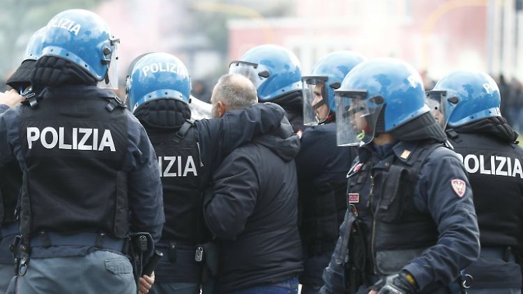 Die Polizei war bei den Ausschreitungen nach dem Rom-Derby mit einem Großaufgebot vor Ort.