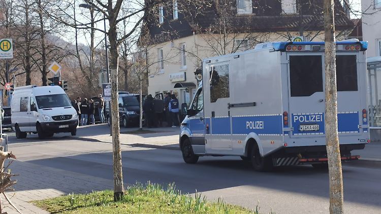 Bei der Razzia in Reutlingen wurde ein Beamter durch einen Schuss verletzt.