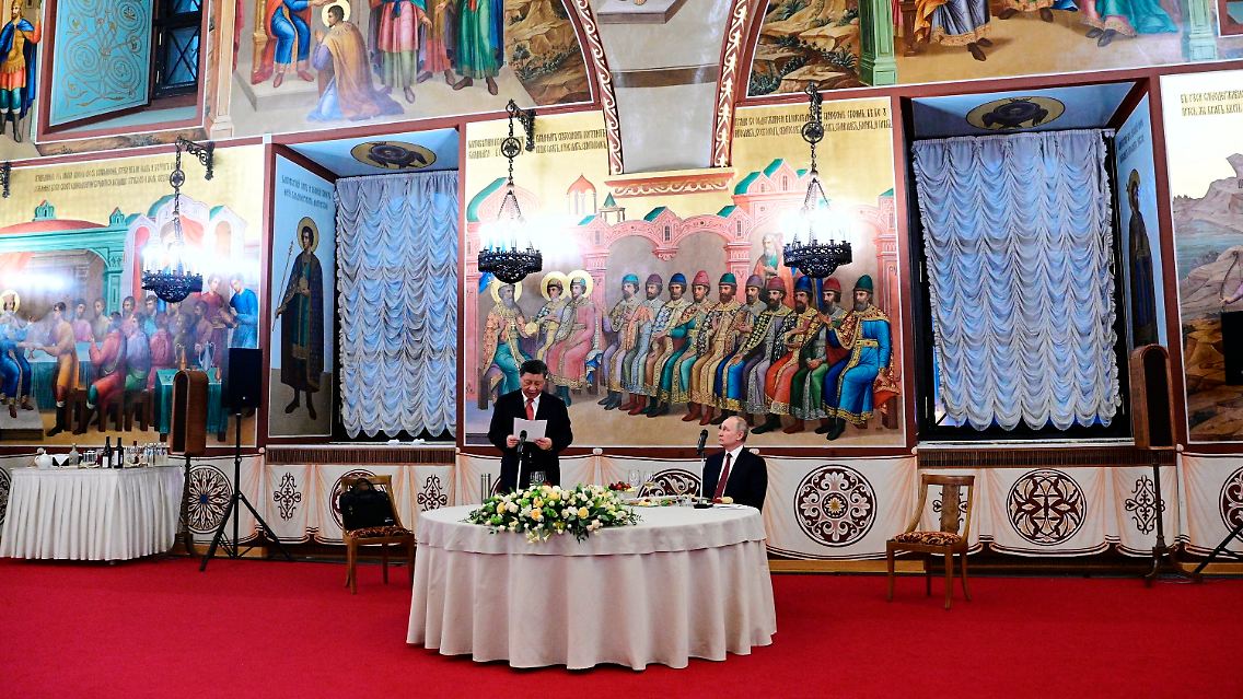 Putin und Xi im Festsaal des Facettenpalastes, in dem schon Iwan der Schreckliche feierte. Großfürst Wolodymyr befindet sich am dem Bild ganz links.