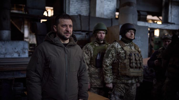 Die ukrainische Seite verteidigt die Stadt Bachmut seit Monaten gegen die erbitterten Angriffe des russischen Militärs.