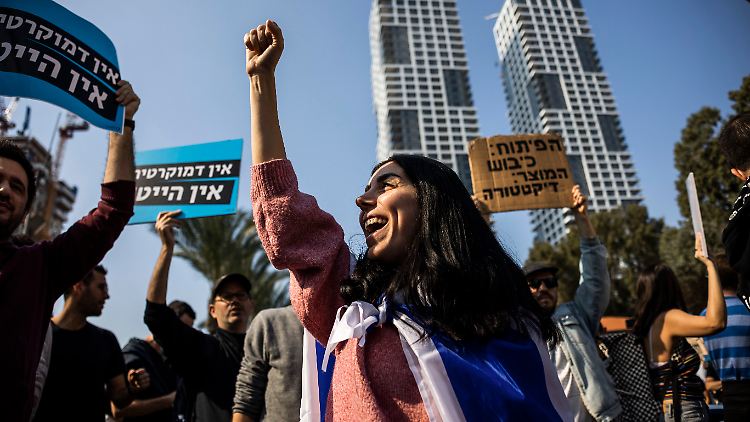 Beschäftigte der israelischen High-Tech-Industrie blockieren die Straße während einer Protestaktion gegen die neue Regierung und die anstehenden Reformen.