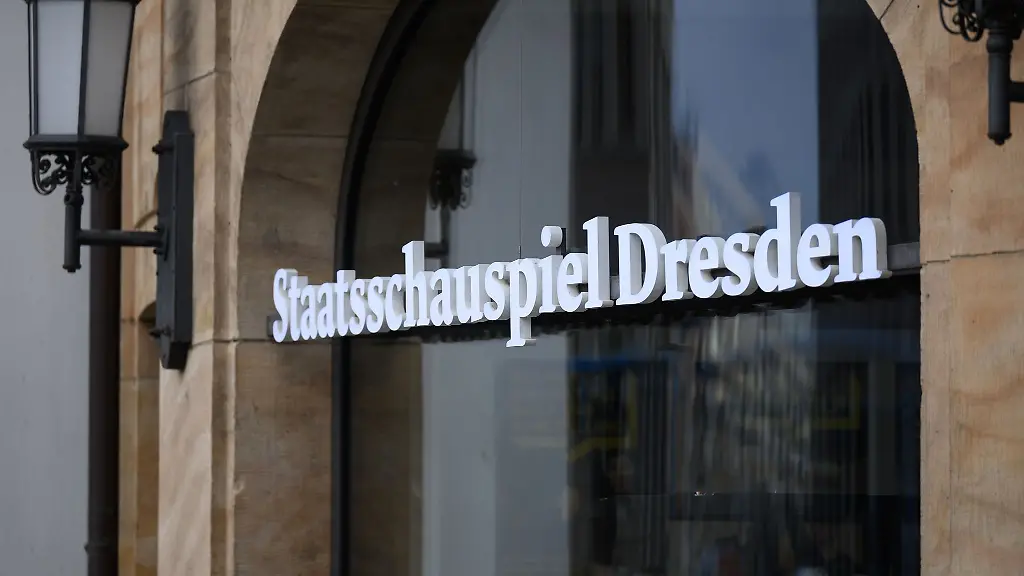 Staatsschauspiel-Dresden-steht-am-Schaufenster-der-Theaterkasse-am-Schauspielhaus-Grosses-Haus