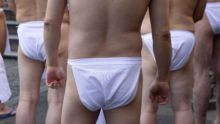 Die Redaktion entschied sich, Unterhosen von Männern in Tokio zu zeigen.