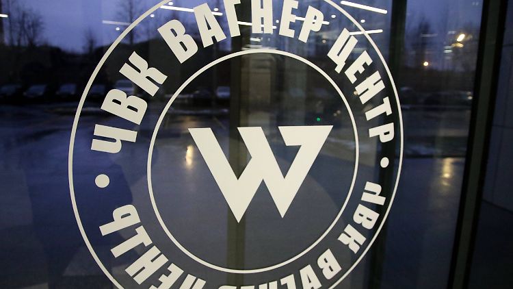 Das Logo der Gruppe Wagner an ihrem Hauptquartier in Sankt Petersburg.