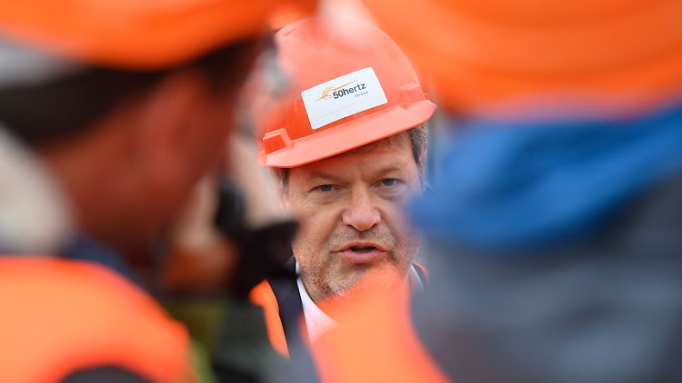 Sieht seine Pläne für den Heizungsumbau durch gezielte Indiskretionen in Misskredit gebracht: Robert Habeck teilt gegen die Koalitionspartner aus. 