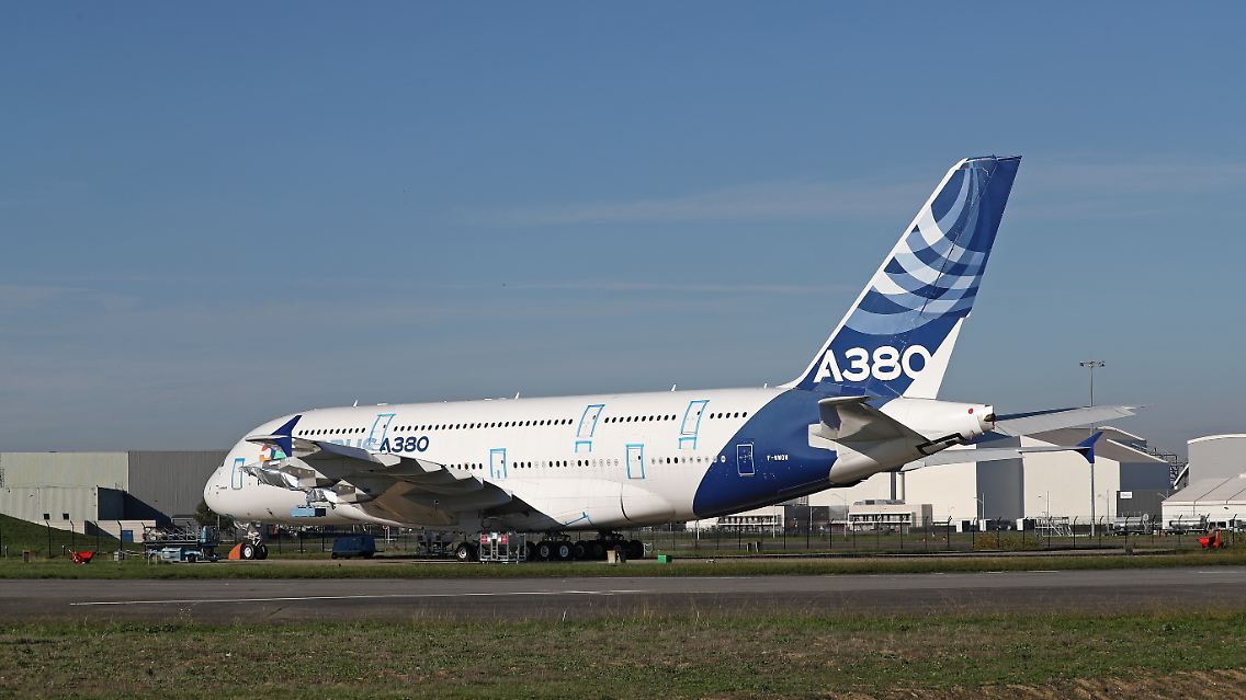 Der Airbus A380 hebt wieder ab.