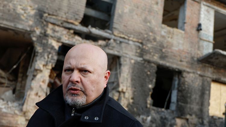 Auf der Spur russischer Kriegsverbrechen in der Ukraine: Der Chefankläger des Internationalen Strafgerichtshofs Karim Khan wird von Moskau bedroht.