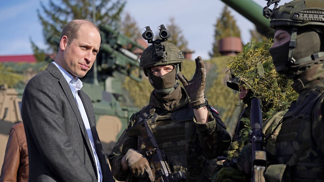 William (l), Prinz von Wales, trifft Mitglieder des polnischen Militärs während eines Besuchs des Stützpunkts der 3. Brigade der Territorialen Verteidigungskräfte, die maßgeblich an der Unterstützung der Ukraine beteiligt ist.