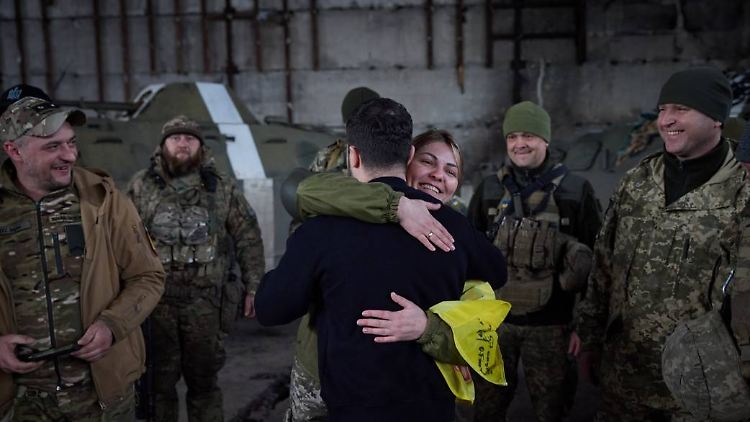 "Wir werden alles tun, damit die blauen und gelben Farben ihre Befreiungsbewegung fortsetzen." Selenskyj auf Front-Besuch im Osten der Ukraine.