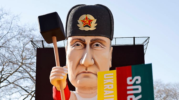 Wladimir Putin, der die Sowjetunion wiederherstellen möchte? Das wurde schon voriges Jahr beim Kölner Rosenmontagsumzug aufgegriffen.