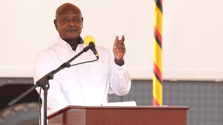 Ugandas Langzeitpräsident Yoweri Museveni muss das Gesetz noch unterschreiben, bevor es in Kraft tritt.