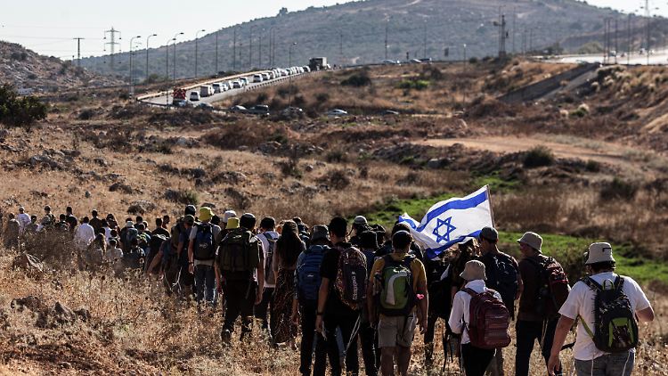 Rechtsorientierte israelische Siedler bei der Suche nach einem neuen Siedlungsplatz im Westjordanland.
