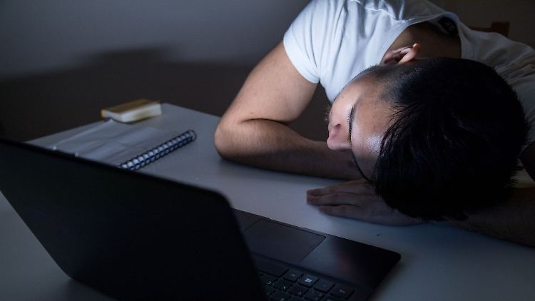 Bis zur Erschöpfung? Auch wer vor der Prüfung eine Nachtschicht einlegt, sollte kurze Lernpausen einplanen.