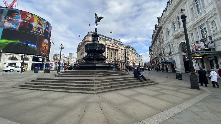 Wegen des Lockdowns sind die Straßen in London im März 2020 leer - wie hier am Picadilly Circus.