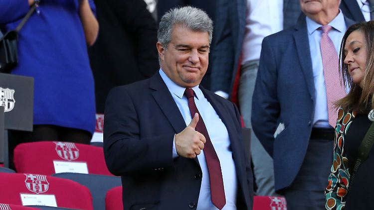 Barcelona-Boss Laporta hebt ihr den Daumen, doch bei den Journalisten senkt er ihn.