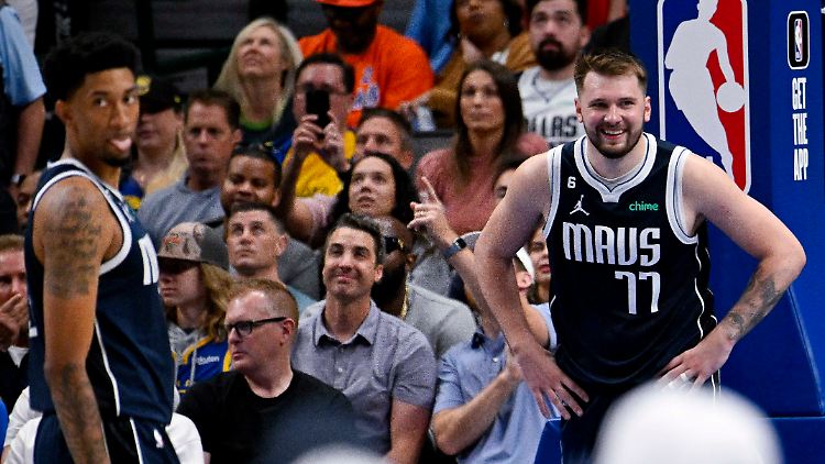 Die Stars der Dallas Mavericks Christian Wood (l.) und Luka Doncic sind fassungslos.