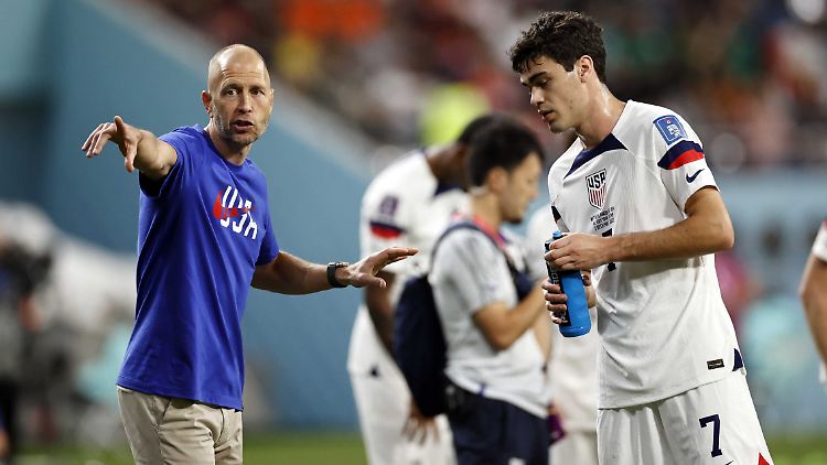 Berhalter zeigt Reyna bei der WM den Weg. Kurz darauf petzten die Eltern. 