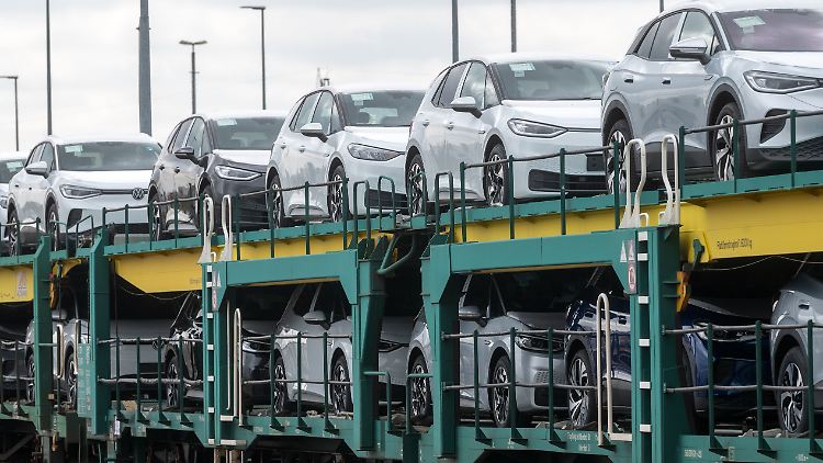 Viele große Autohersteller wollen in den nächsten Jahren komplett auf die E-Auto-Produktion umsteigen.