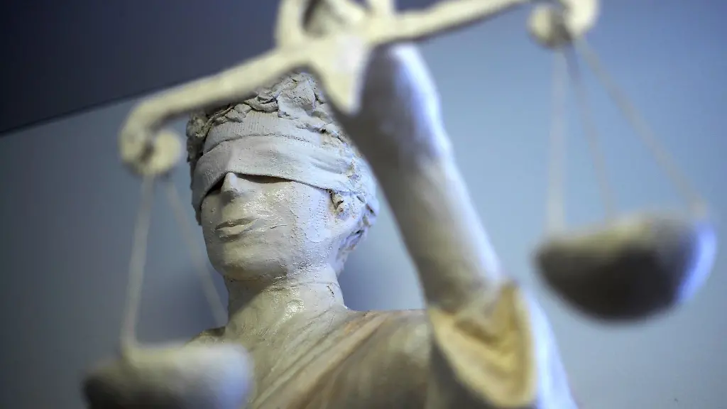 Die-Statue-Justitia-ist-in-einem-Amtsgericht-zu-sehen