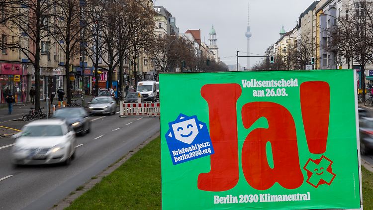 Werbung für den Volksentscheid im Stadtteil Friedrichshain, im  Hintergrund der Fernsehturm.