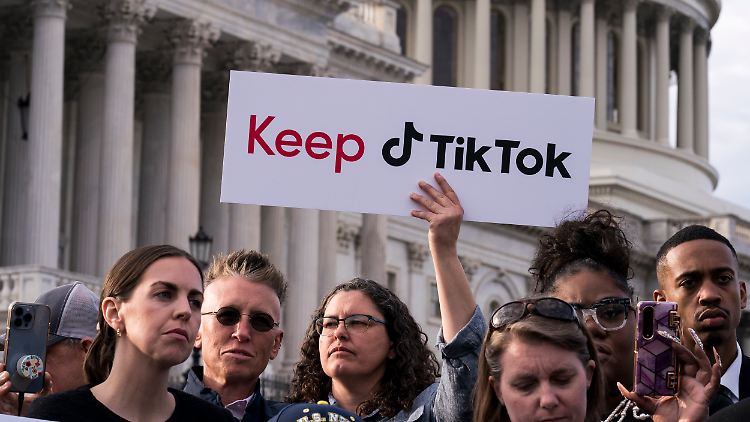 Tiktok-Influencer, die mit ihren Videos Geld verdienen, protestieren vor dem US-Kongress. 