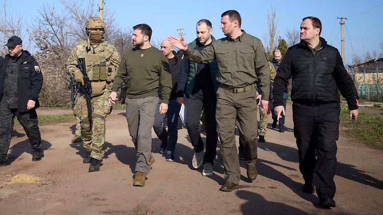 Zu einem "Arbeitsbesuch" reiste Selenskyj in das Dorf Posad-Pokrowskje.