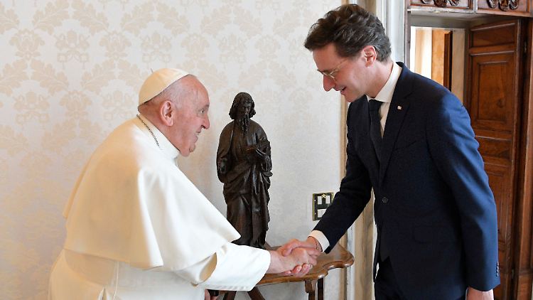 "Verankerung der Kirche in der Gesellschaft in Gefahr": Ministerpräsident Wüst spricht in Rom mit Papst Franziskus.  